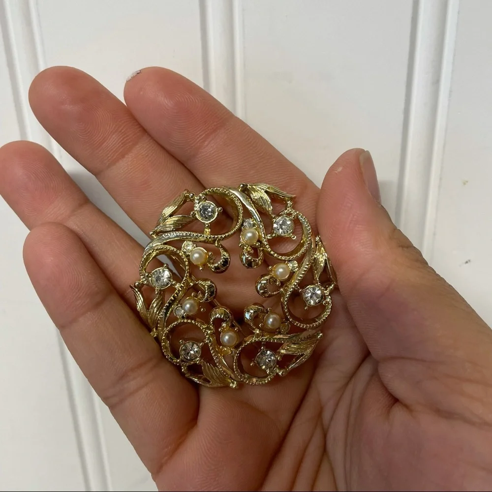 Vintage gold broach with faux pearls and diamonds
